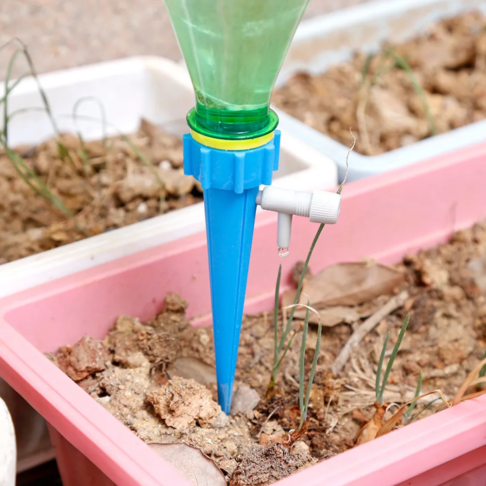 Le goutteur planté dans un pot, bouteille renversée